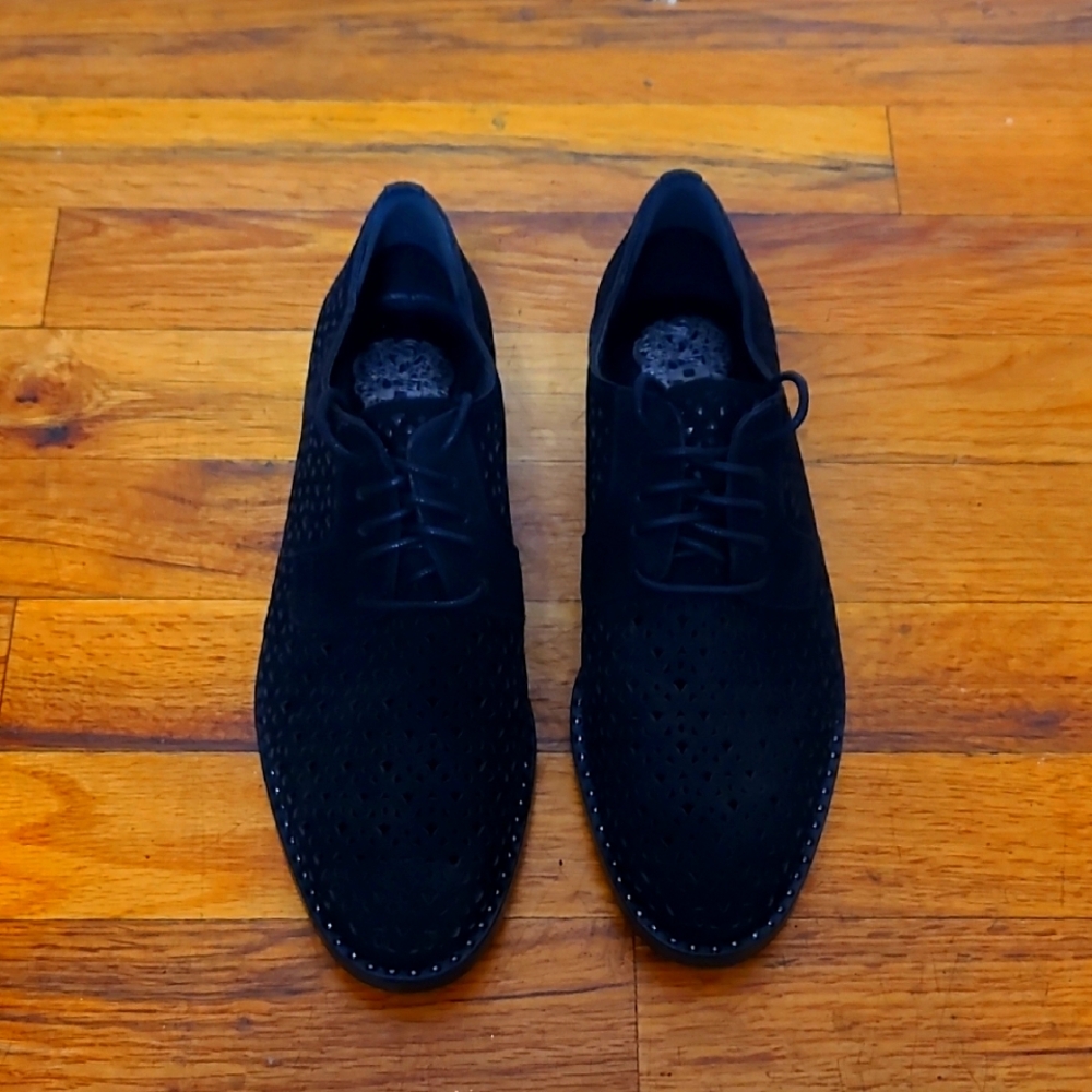 Vince Camuto Black Oxfords Sleek Design (USED)